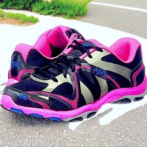 Ryka NWOT women’s influence training shoe size 9. 9.5 runs 1/2 sz. sm.